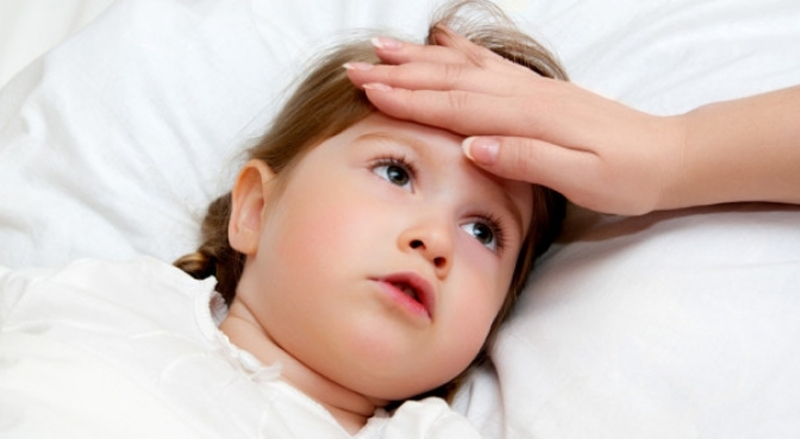 Что делать, если ребенка укусил клещ: симптомы, первая помощь